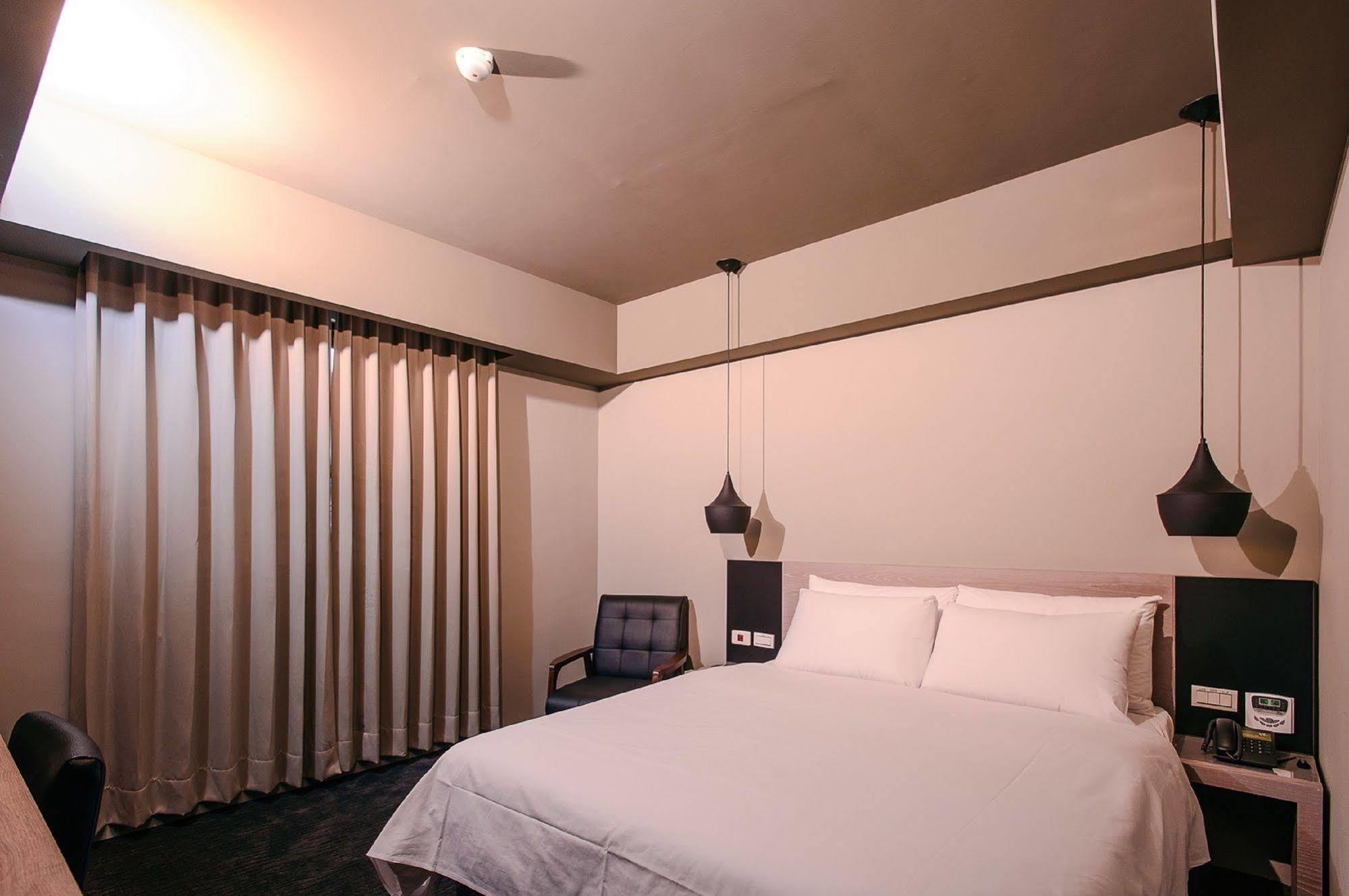 Kiwi Express Hotel - Jiuru Rd Kaohsiung Exterior photo